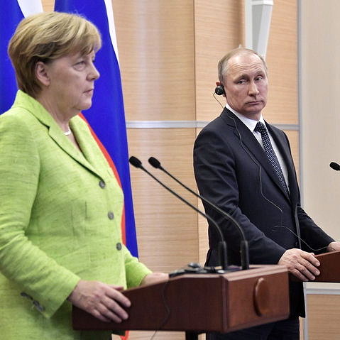 Angela Merkel foi uma das poucas líderes internacionais a denunciarem a violência contra LGBTs chechenos diretamente para Putin (Foto: Reprodução)