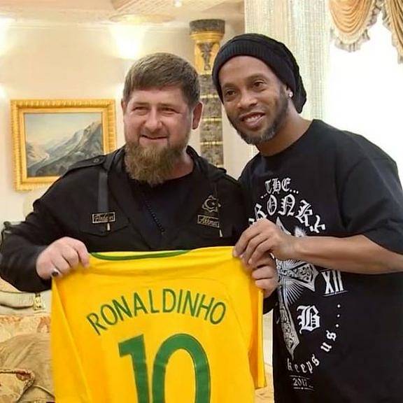 Ao lado do ídolo Ronaldinho Gaúcho, Ramzan Kadyrov continua sua pose de bom moço no Instagram (Foto: Reprodução)