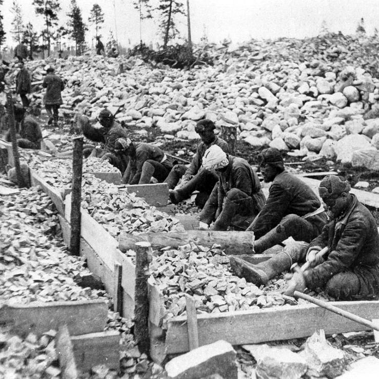 Imagem dos gulags criados por Stalin, onde homossexuais eram mandados para trabalharem até morrerem de exaustão, frio ou espancamento (Foto: Reprodução)