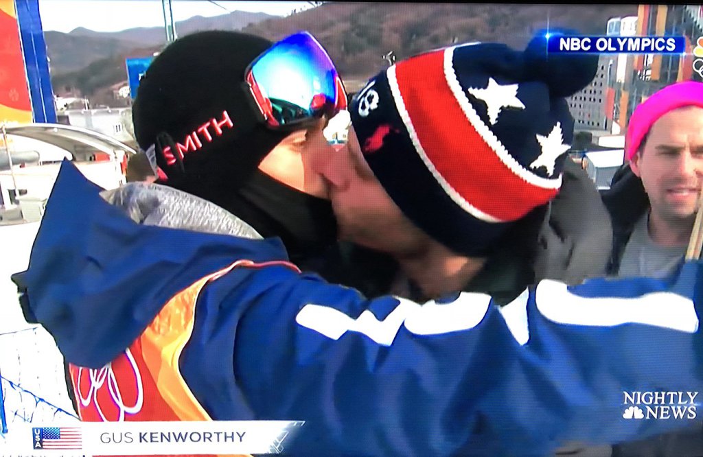 O beijo da vitória de Gus Kensworthy com o namorado Matthew Wilkas (Foto: Reprodução)