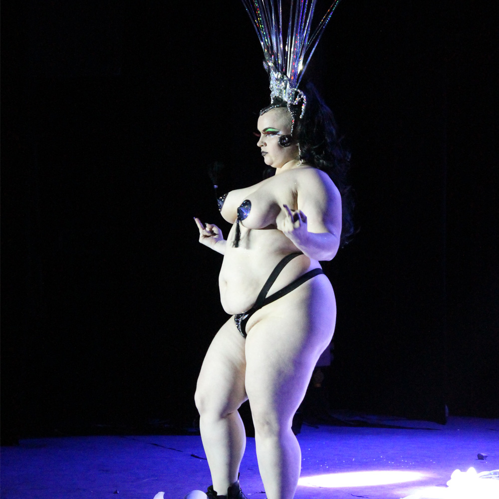 Isabel Chavarri durante sua performance burlesco-política no Rival Rebolado (Foto: Roberta Clapp | Revista Híbrida)