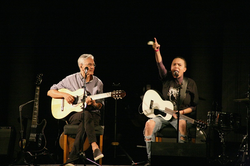 Caetano Veloso e Maria Gadú durante o show beneficente em prol da exposição "Queermuseu" (Foto: Vera Donato | Divulgação)