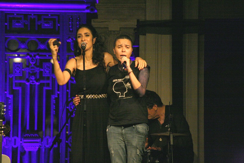 Marisa Monte e Maria Gadú durante a participação no show de Caetano Veloso no Parque Lage (Foto: Vera Donato | Divulgação)