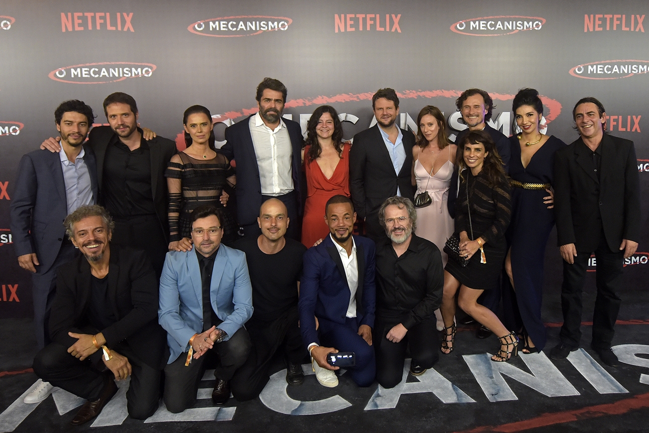 Elenco de "O Mecanismo" durante pré-estreia da série no Copacabana Palace (Foto: Raphael Dias | Netflix) 