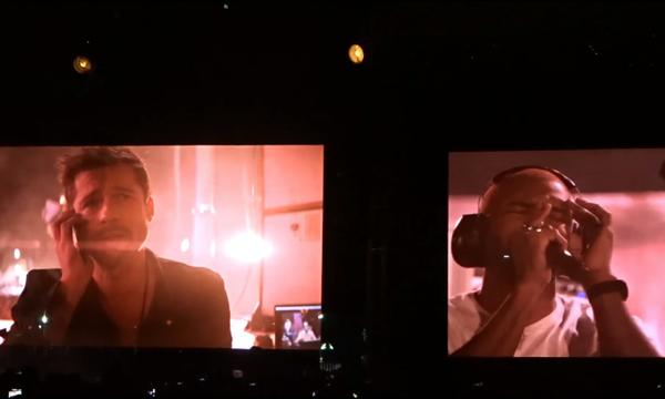 Frank Ocean faz serenata para Brad Pitt com a música "Close To You", durante sua última turnê (Foto: Reprodução)