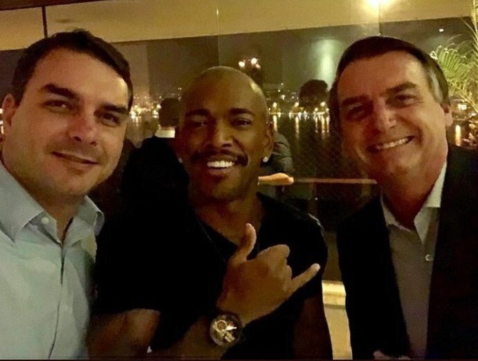 Nego do Borel com Flavio e Jair Bolsonaro (Foto: Reprodução Instagram)