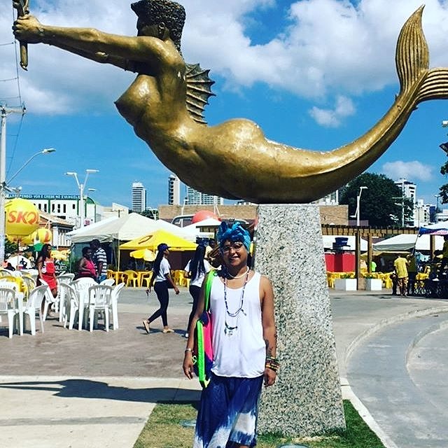 Isaac Siva posa durante viagem a Salvador, capital baiana que inspira seu olhar singular para a moda e a mulher brasileiras (Foto: Reprodução Instagram)