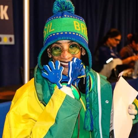 Ana usando o verde e amarelo que tanto ama durante uma de suas viagens para competir no exterior (Foto: Arquivo Pessoal | Reprodução)