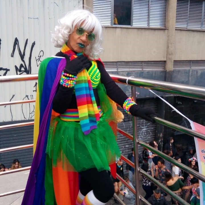Com a bandeira do arco-íris nos ombros, Ana posa em trio elétrico durante a Parada do Orgulho LGBT+ de São Paulo (Foto: Arquivo Pessoal | Reprodução)