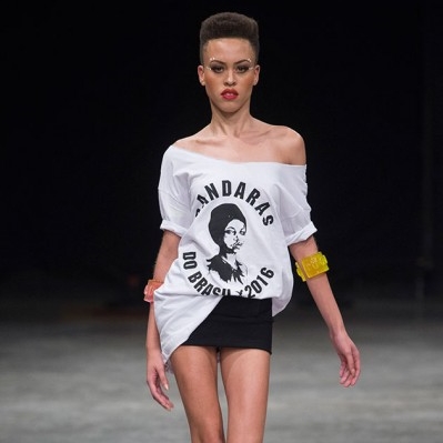 Modelo na passarela de Isaac Silva com a camiseta "Dandaras do Brasil", que virou febre entre as mulheres do movimento negro (Foto: Agência FotoSite | Divulgação)