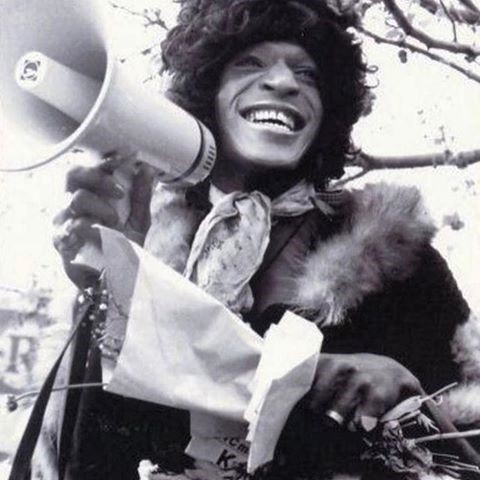 Marsha P. Johnson durante protestos de Nova York, na década de 1970 (Foto: Reprodução)