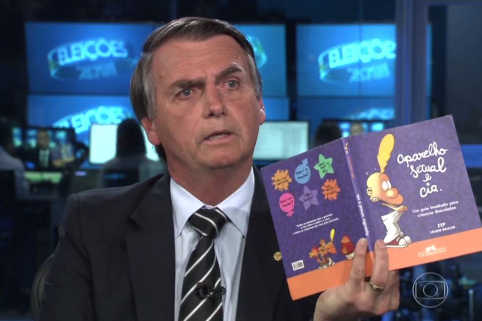 Bolsonaro segura livro "Aparelho sexual & Cia.", da Companhia das Letras, e diz que publicação foi distribuída em escolas públicas (Foto: Reprodução)