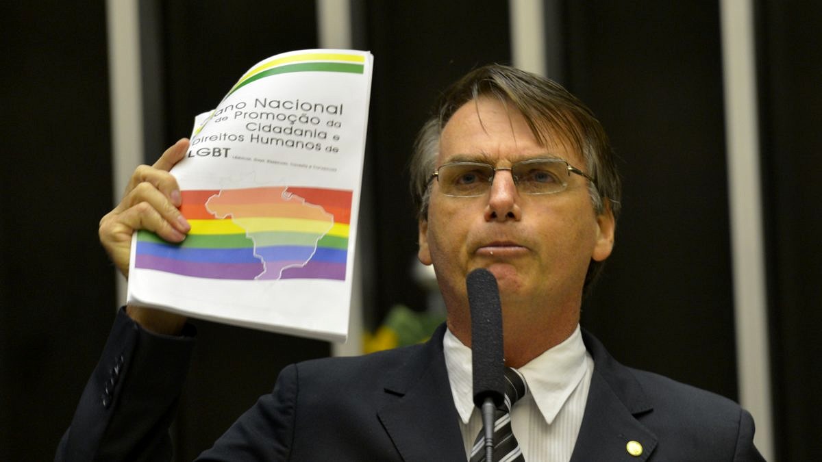 Bolsonaro assina termo de compromisso para combater casamento gay