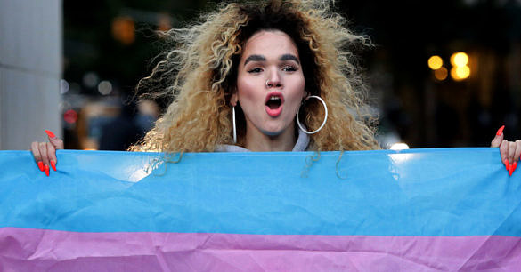 População trans foi às ruas protestar contra notícia de que Donald Trump quer redefinir gênero e excluir população trans (Foto: Getty Images)