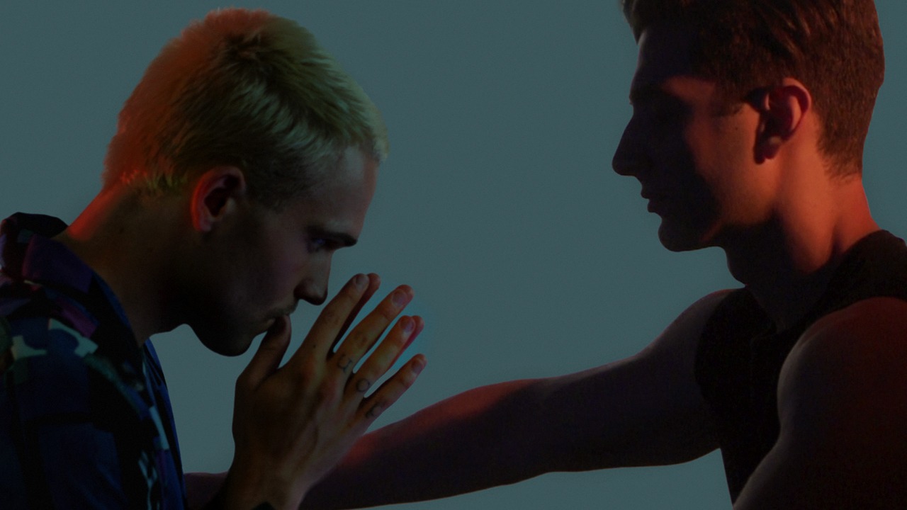 Yann em cena do clipe de "Me beija", carro-chefe de divulgação do EP "Entre o fim e o recomeço vol. 2" (Foto: Divulgação)