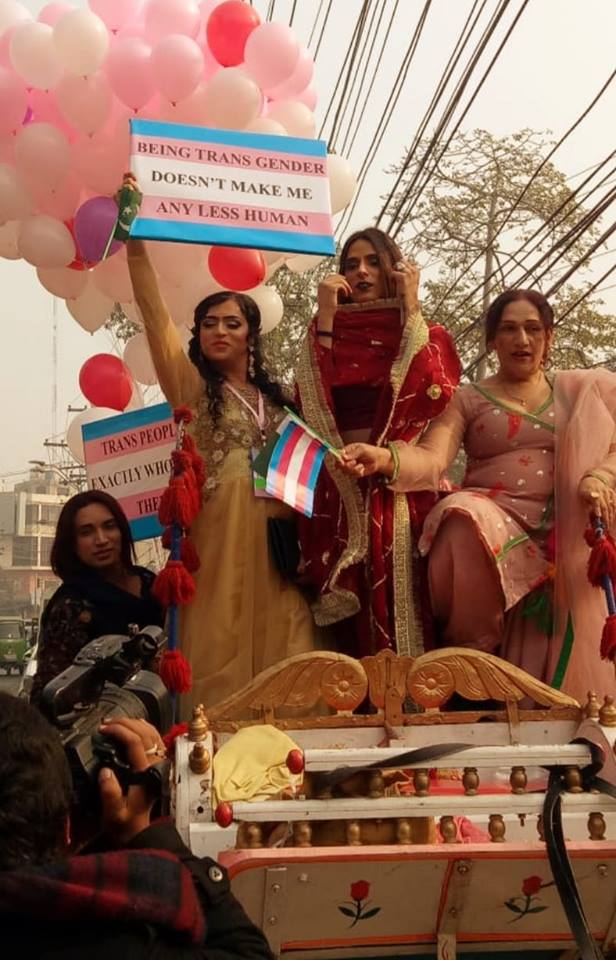 Ativista trans segura cartaz com os dizeres "Ser transexual não me torna menos humana" (Foto: Dareecha | Reprodução)