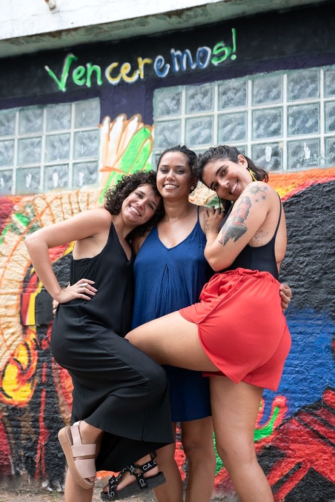 Ludimilla Fonseca, Panmela Castro e Marcela Catuária em frente ao mural terminado (Foto: Julia Pavin)