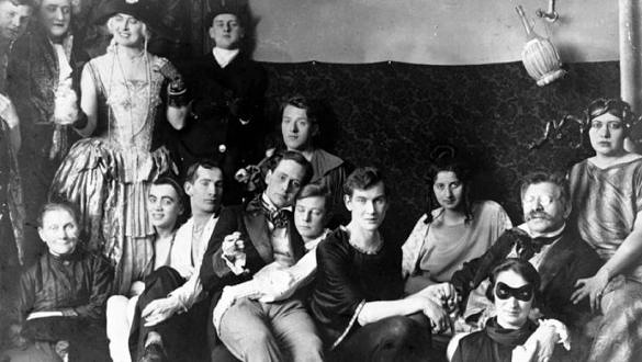 Magnus Hirschfeld durante uma fetsa com pacientes e inquilinos do Instituto de Sexologia de Berlim (Foto: Reprodução)