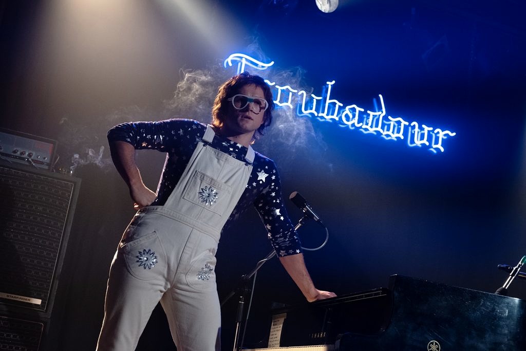 Com trejeitos e personificação vocal de ponta, Taron Egerton encarna Elton John em "Rocketman" (Foto: Divulgação | Paramount)