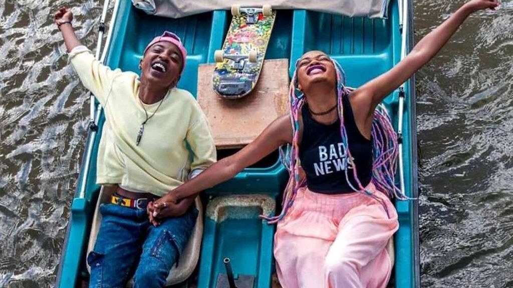 Com estética afropop, "Rafiki" é estrelado por Samantha Mugatsia e Sheila Munyiva, como Kena e Ziki (Foto: Divulgação)