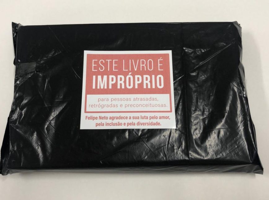 Livros de temática LGBTQ distribuídos por Felipe Neto vieram em embalagem lacrada e com aviso personalizado (Foto: Reprodução | Twitter)