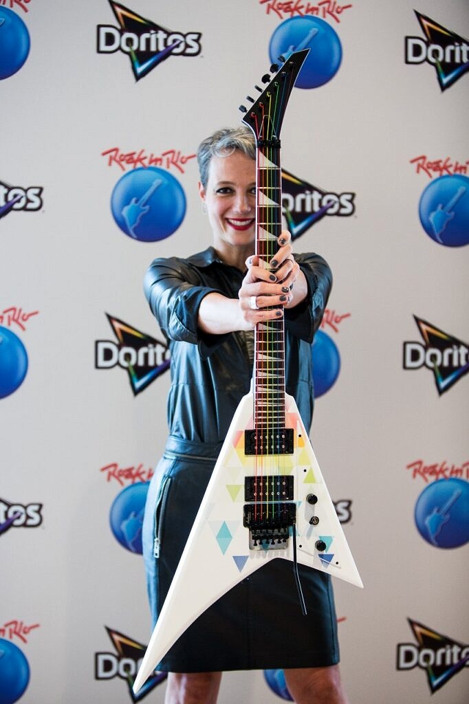 Daniela Cachich, vice-presidente de marketing da PepsiCo, com a Guitarra da Diversidade que estará exposta no lounge da Doritos Rainbow no Rock In Rio (Foto: Divulgação)