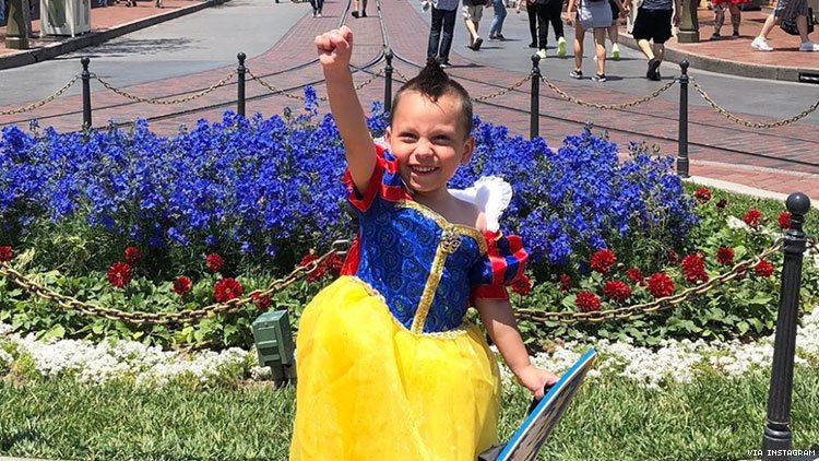 Aos 4 anos, menino com autismo se diverte vestido de princesa da Disney