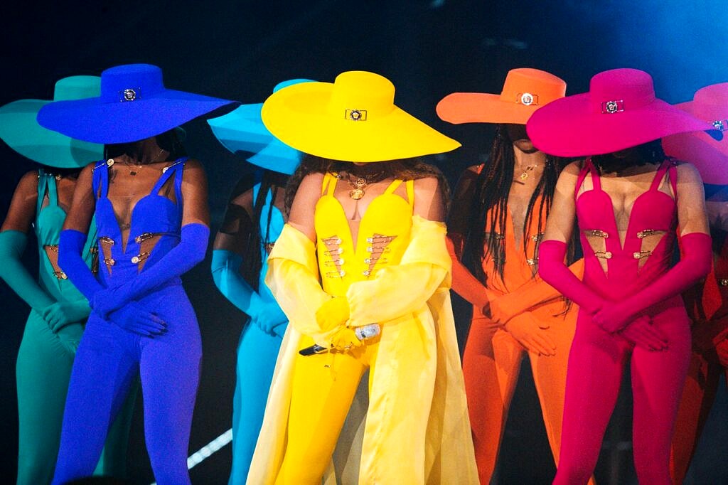 Beyoncé emulando as cores do arco-íris ao lado de suas dançarinas (Foto: Reprodução)
