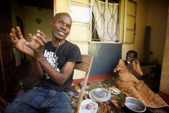 David Kato passou a vida documentando infrações de direitos humanos na Uganda, chegando a abrigar mulheres lésbicas vítimas de "estupro corretivo" (Foto: "Call Me Kuchu" | Reprodução)