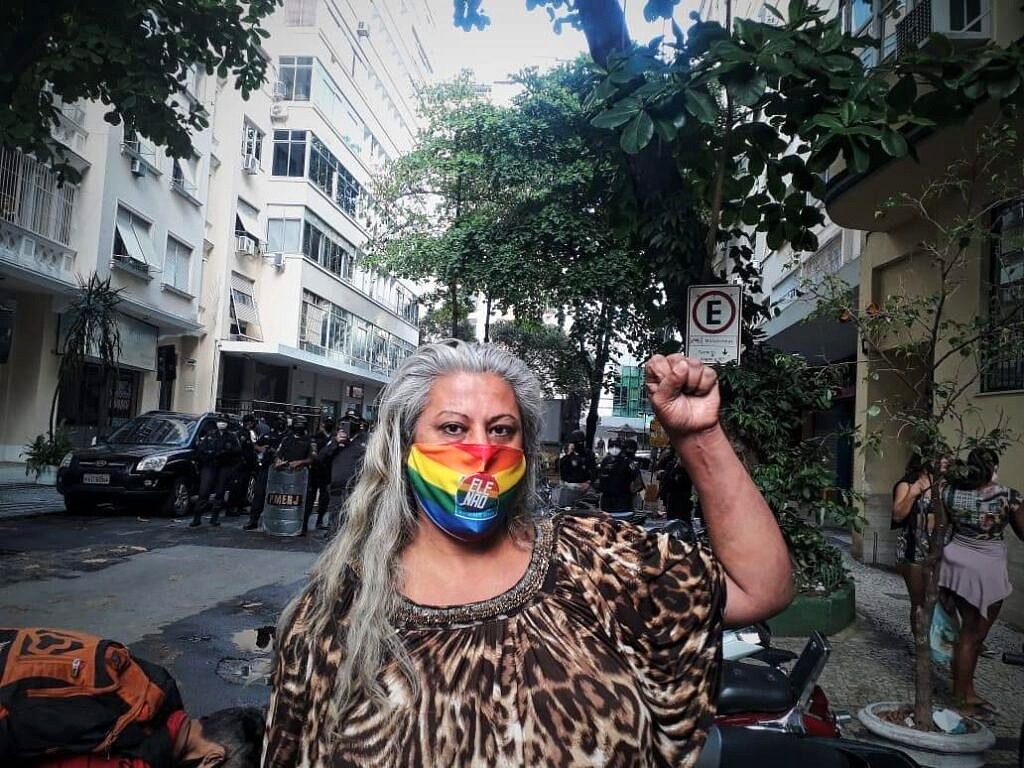 Indianare Siqueira em frente ao ato de resistência pela Casa Nem, em Copacabana (Foto: Pokirah | Reprodução)