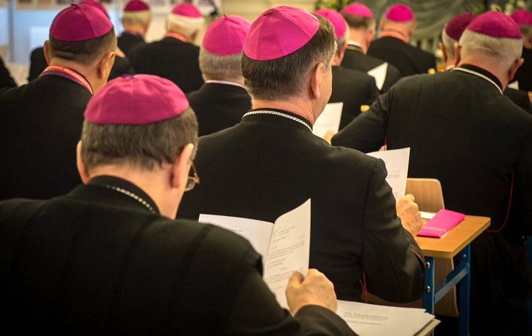 Bispos da Polônia querem criar “clínicas de conversão” para LGBTs