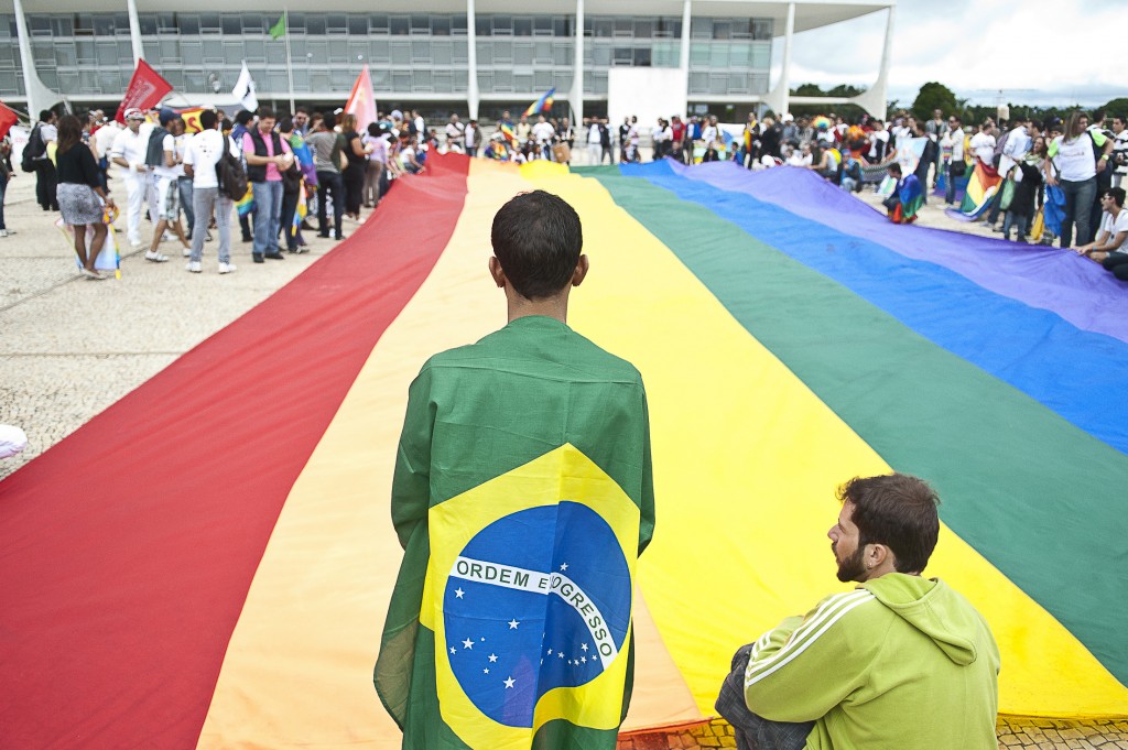 Manifestantes LGBTQ+ ocupam a Praça dos Três Poderes, em Brasília (Foto: Marcello Casal Jr. | Agência Brasil)