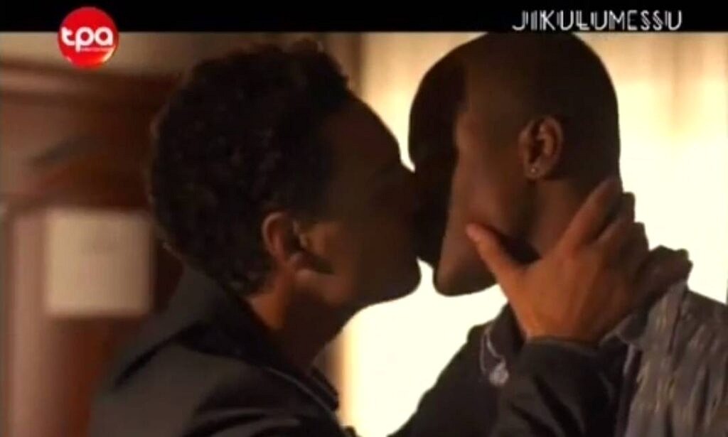 Beijo gay na novela "Jikulumessu" fez folhetim ser suspenso por uma semana na TV angolana (Foto: reprodução)