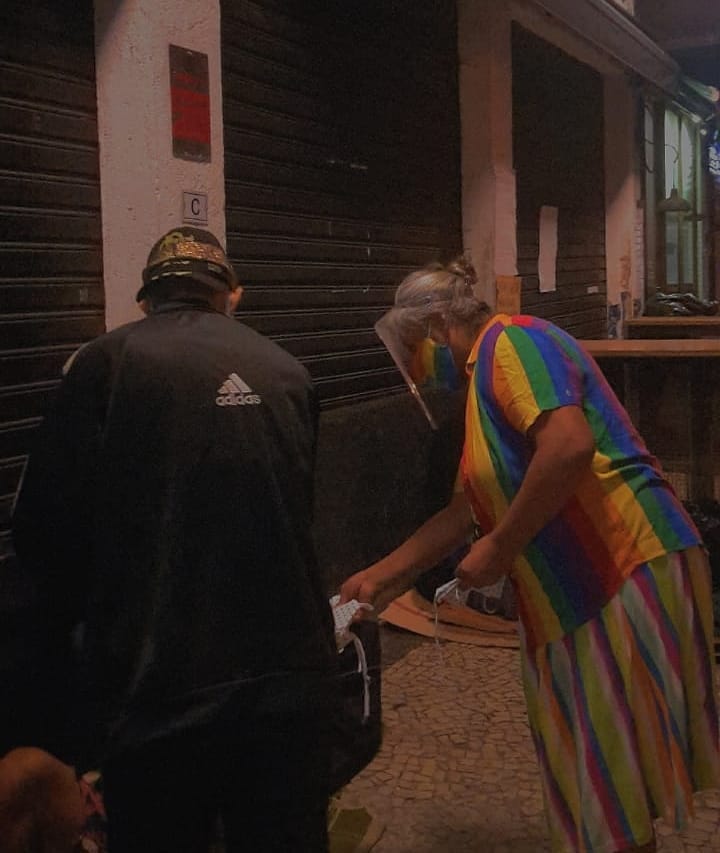 Indianarae e ex-morador da nem trans, entregando quentinhas e máscaras para população de rua (Foto: Pokira | Revista Híbrida)
