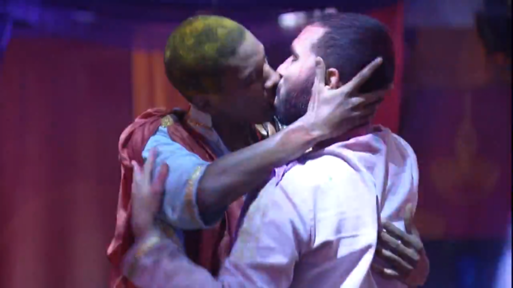 Lucas Konka Penteado e Gilbero protagonizaram o primeiro beijo gay do Big Brother Brasil (Foto: Reprodução TV Globo)