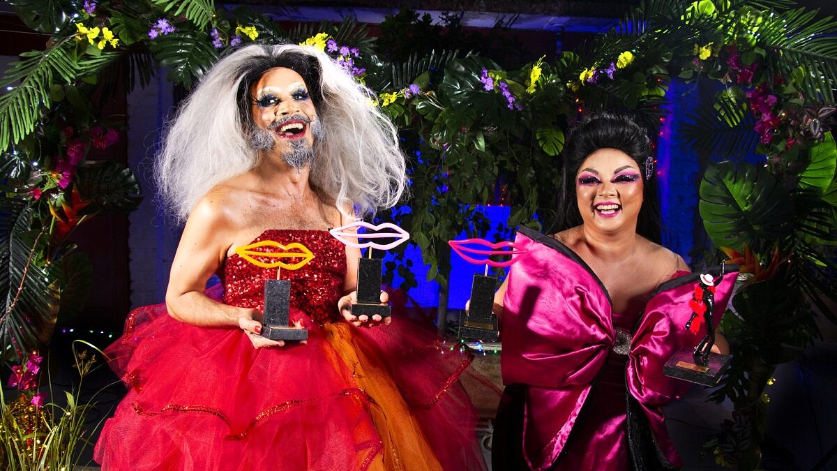 Maybe Love e Palloma Maremoto com os troféus da 1ª edição do Pajubá - Festival de Cinema LGBT+ do Rio de Janeiro (Foto: Divulgação)