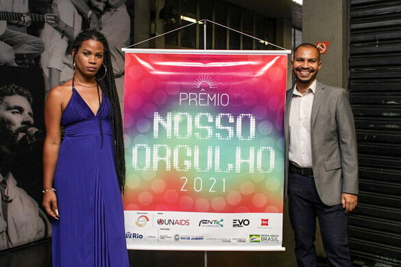 Thaylla Vargga e Felipe Martins, os apresentadores do Prêmio Nosso Orgulho 2021 (Foto: Blinia Messias/Prêmio Nosso Orgulho)