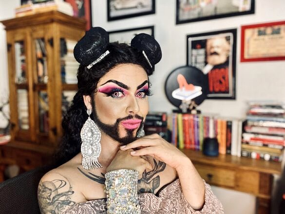 Drag, professora e comunista, Dimitra Vulcana usa a arte pra ter voz (Foto: Divulgação)