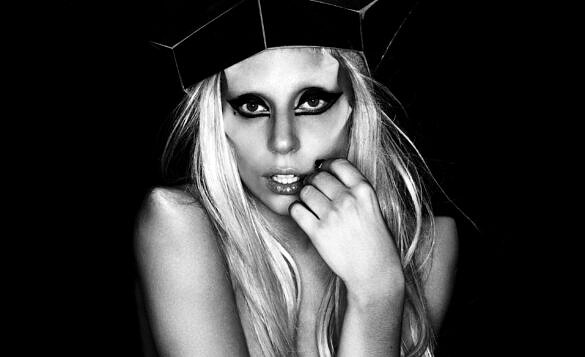 Em Born This Way, Lady Gaga alinhou a arte ao seu ativismo em prol de direitos LGBTI+ e deixando um legado intocável na luta por visibilidade (Foto: Nick Knight)