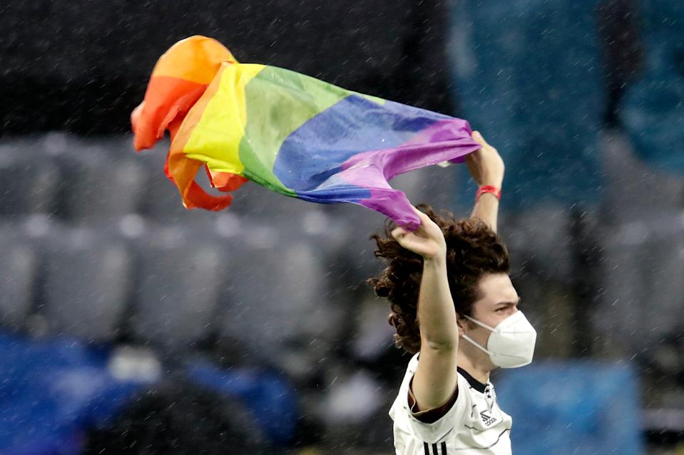 Partida de futebol entre Alemanha e Hungria é marcada por protestos LGBTI+