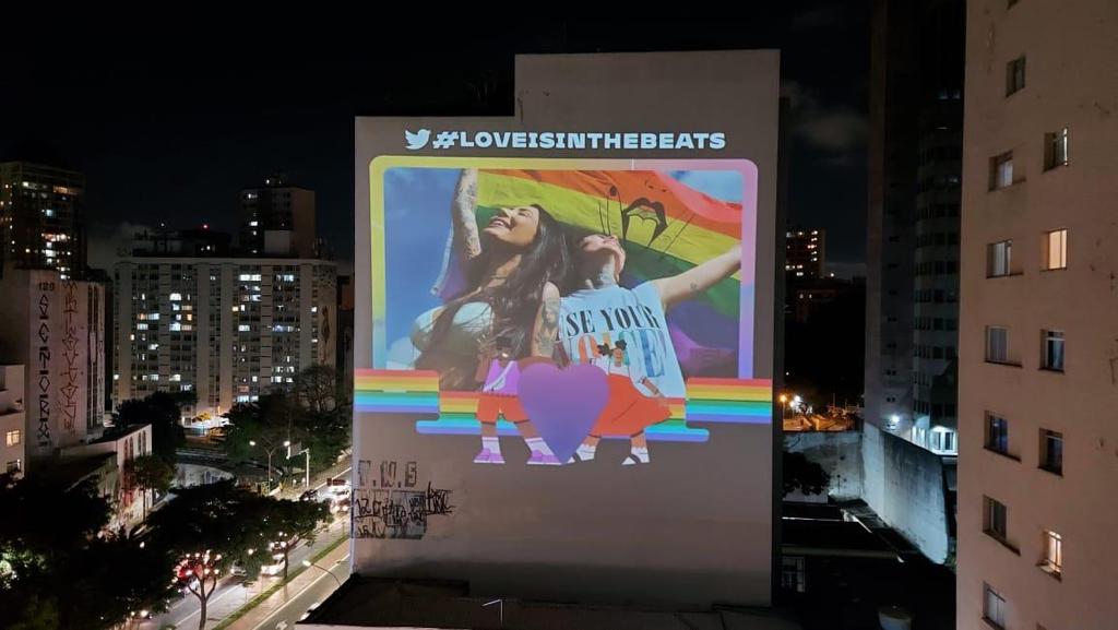 #LoveIsInTheBeats: ação projeta casais LGBTI+nas capitais do Brasil durante o Dia dos Namorades (Foto: Reprodução)