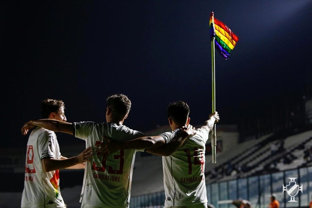 Jogadores do Vasco comemoraram gol durante partida em 27 de junho, na véspera do Dia do Orgulho, ergunedo bandeira do arco-íris em campo (Foto: Divulgação)