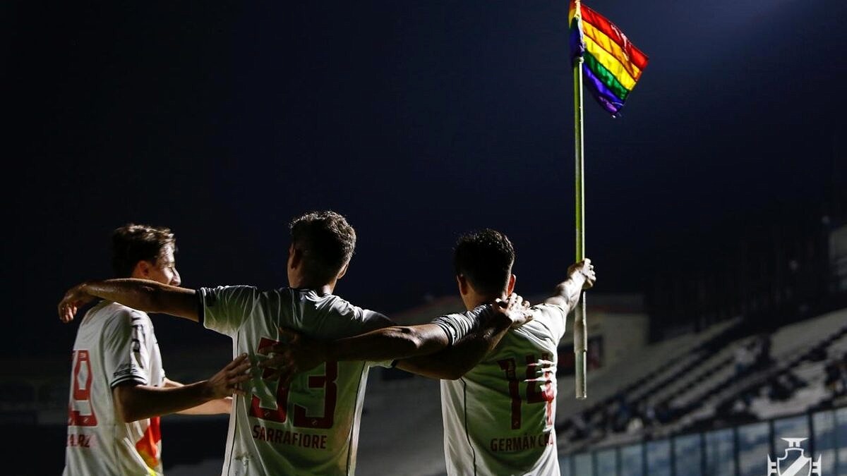 Jogadores do Vasco comemoraram gol durante partida em 27 de junho, na véspera do Dia do Orgulho, ergunedo bandeira do arco-íris em campo (Foto: Divulgação)