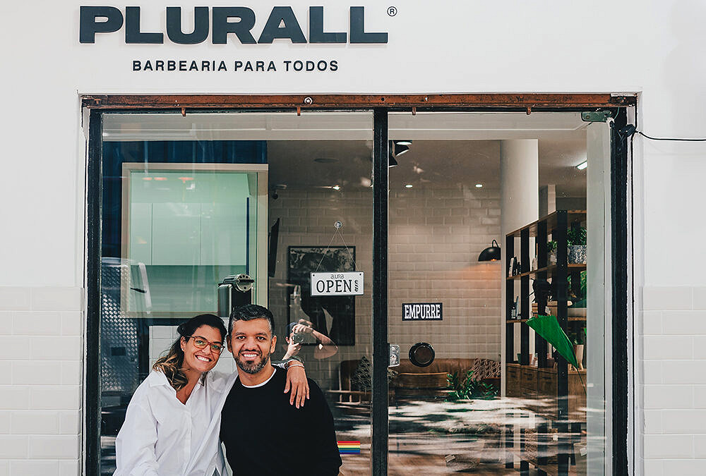 Os sócios Paula Raeder e Érico Porto da barbearia Plurall (Foto: Wallace Nogueira/Divulgação)