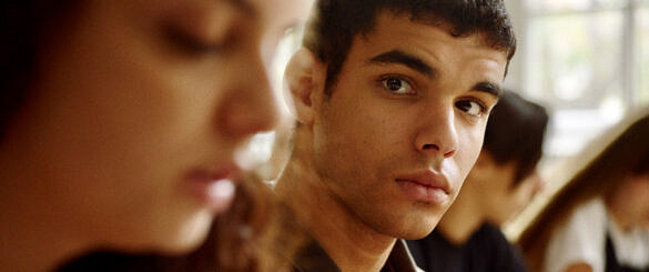 Sami Outalbali interpreta o jovem Ahmad, de 18 anos, no filme "Um conto de amor e desejo" (Foto: Divulgação)