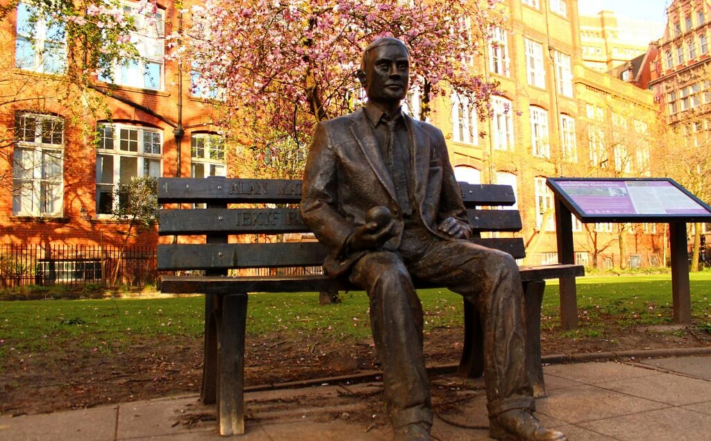 Memorial dedicado a Alan Turing em Sackville Park, na cidade de Manchester, Inglaterra (Foto: Chris Skoyles)