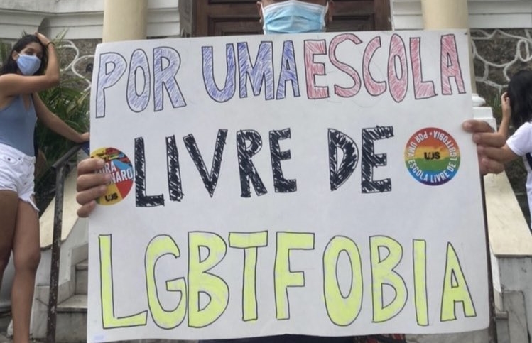 "Por uma escola livre de LGBTfobia", diz cartaz levantado durante ato de repúdio à transfobia no Liceu Nilo Peçanha, em Niteróí (Foto: Reprodução Twitter / @AmonKiya)
