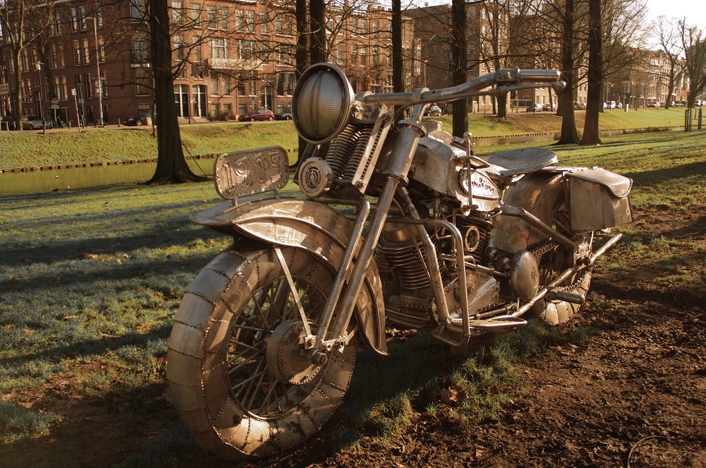 moto que Anna Blaman usava com frequência foi transformada em monumento [Foto: Joey Johannsen/Flickr/Reprodução]