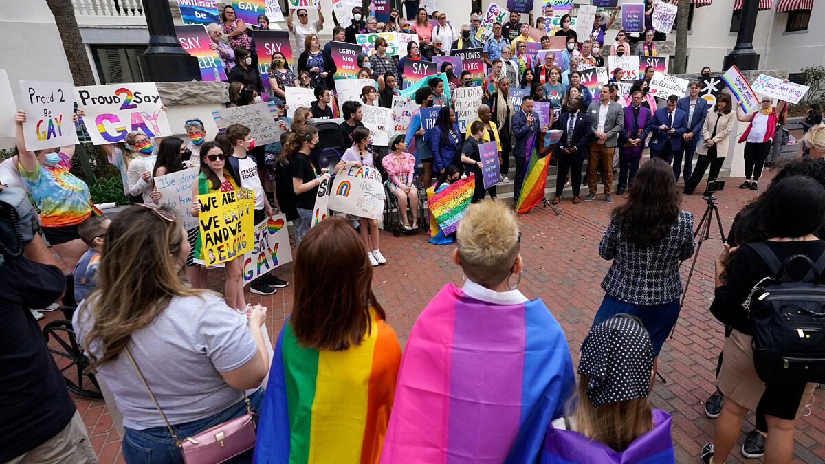 Manifestantes no Capitólio Estadual da Flórida protestando contra o projeto de lei "Don't Say Gay" [Foto: Wilfredo Lee/AP]