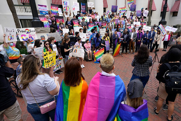 Manifestantes no Capitólio Estadual da Flórida protestando contra o projeto de lei "Don't Say Gay" [Foto: Wilfredo Lee/AP]